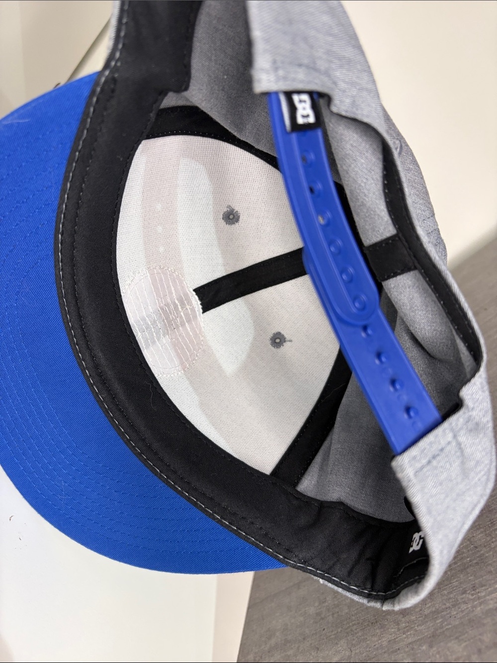 DC SnapBack cap - Picture 3 of 4